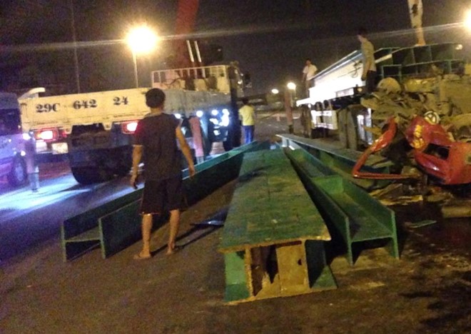 Hiện trường vụ tai nạn 6 thành dầm thép xô đổ cabin container ở Hà Nội ngày 11/5