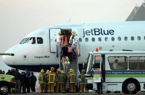Hai nữ hành khách ẩu đả trên máy bay bị khởi tố trong khi giới chức bị cho là thiếu trách nhiệm khi để xảy ra tai nạn hy hữu này