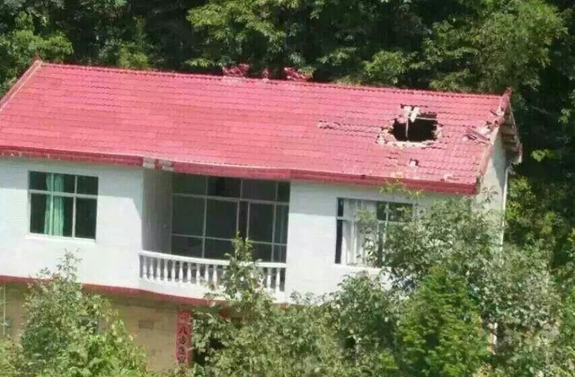 Mảnh vỡ tên lửa Trung Quốc gây ra một lỗ thủng lớn trên mái nhà sau vụ tai nạn hy hữu