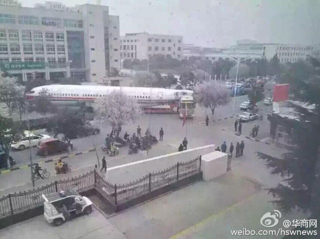 Vụ tai nạn hy hữu xảy ra ở ngay trung tâm thành phố Tây An, Trung Quốc vào ngày 23/3