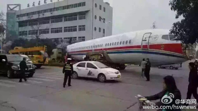 ‘Thủ phạm’ gây ra vụ tai nạn hy hữu là một chiếc máy bay không cánh dài 13m đang nỗ lực quay đầu ở ngã tư thành phố
