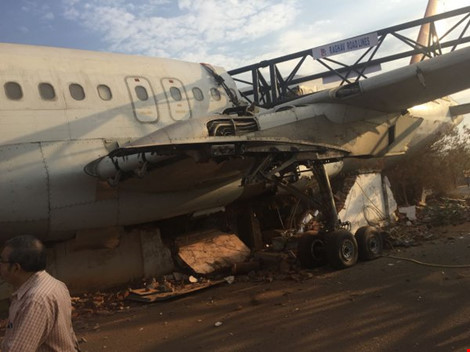 Tại hiện trường vụ tai nạn hy hữu ở Ấn Độ, sau khi máy bay đổ ập xuống đất, cần cẩu cũng đè lên phần thân máy bay