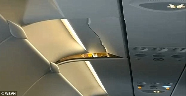 Hình ảnh trần máy bay nứt rạn do bị hành khách va phải sau tai nạn hy hữu