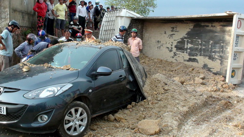 Vụ tai nạn giao thông bất ngờ trên đường Võ Nguyên Giáp khiến hàng chục tấn đất đá vùi lấp chiếc ô tô 4 chỗ đang dừng bên đường
