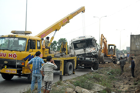 Lực lượng cứu hộ kéo chiếc xe tải khỏi hiện trường vụ tai nạn hy hữu