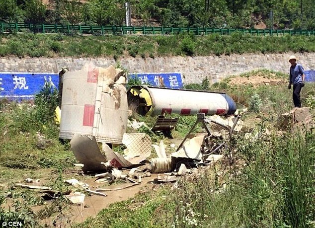 Một trong số những mảnh vỡ tên lửa rơi xuống Thiên Trụ Sơn trong ngày xảy ra tai nạn hy hữu nói trên