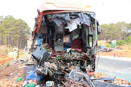 Hiện trường vụ tai nạn kinh hoàng giữa xe khách và xe tải sáng ngày 18/4