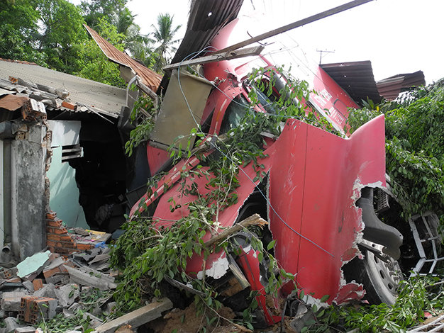 Hiện trường vụ tai nạn kinh hoàng và hy hữu xe container tông sập nhà dân