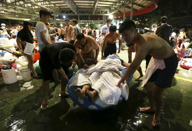 Cấp cứu các nạn nhân trong vụ tai nạn kinh hoàng ở công viên nước Formosa Fun Coast tại thành phố Tân Bắc, Đài Loan