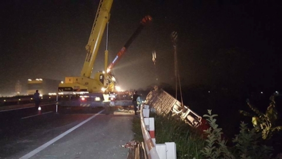 Hiện trường vụ tai nạn kinh hoàng làm 2 người tử vong và 17 người bị thương trên cao tốc Pháp Vân – Cầu Giẽ