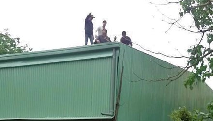 Tai nạn lao động khiến công nhân bị hất tung lên trên nóc nhà