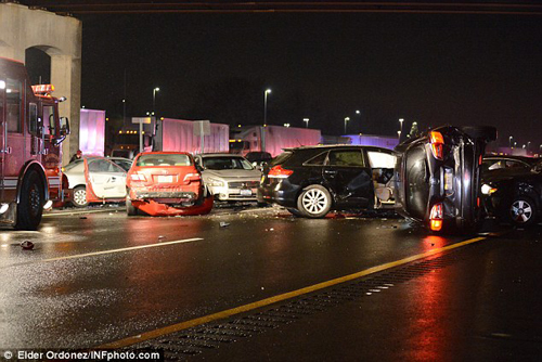 Hiện trường vụ tai nạn giao thông liên hoàn ở trạm thu phí New Jersey
