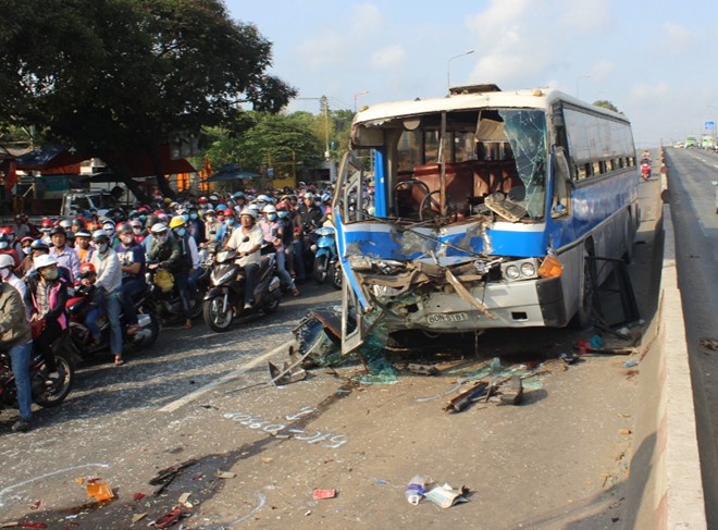 Vụ tai nạn giao thông khiến phần đầu xe khách BKS 60N – 5181 bị hư hỏng nặng, tài xế bị gãy chân