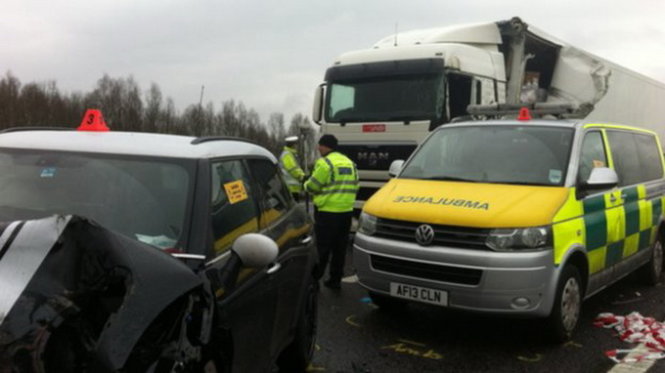 Hiện trường vụ tai nạn liên hoàn trên tuyến đường cao tốc M40 ở Oxforshire, Anh sáng 14/2