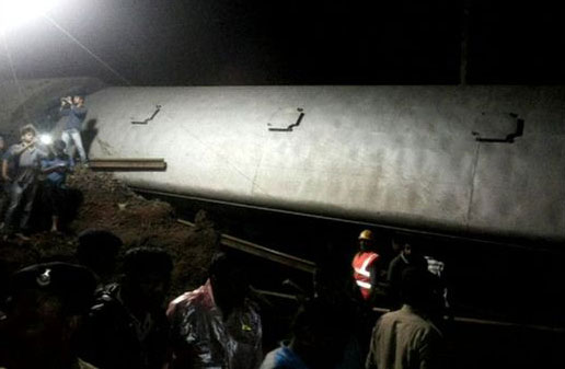 Hiện trường vụ tai nạn tàu hỏa kinh hoàng khiến ít nhất 30 người thiệt mạng và hàng chục người khác bị thương