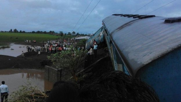 Vụ tai nạn giao thông đường sắt thảm khốc khiến nhiều toa tàu chìm hẳn xuống sông