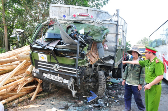Xe tải bị hư hỏng nặng phần đầu sau vụ tai nạn giao thông kinh hoàng