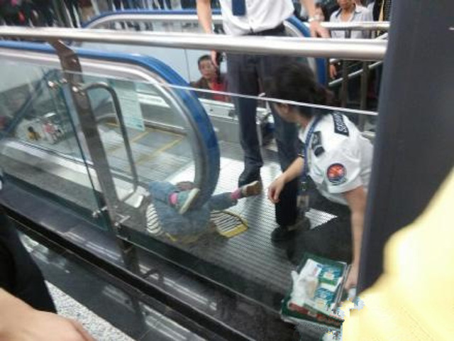 Vụ tai nạn thang cuốn xảy ra hôm nay khiến một em bé tử vong tại ga tàu điện ngầm 