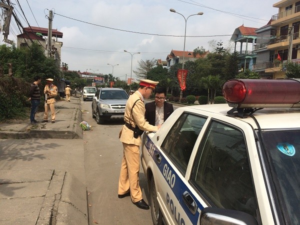 Hiện lực lượng cảnh sát giao thông tỉnh Bình Định đang dốc sức truy lùng chiếc xe ô tô gây tai nạn bỏ chạy