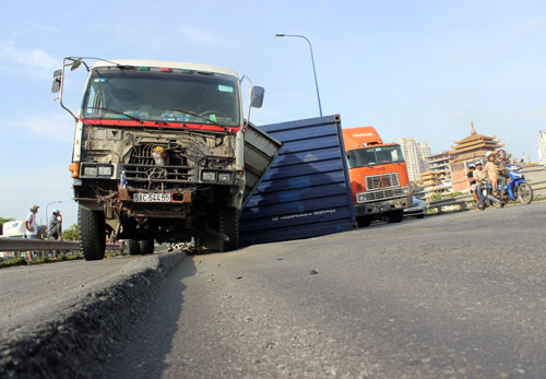 Hiện trường tai nạn xe container văng mất thùng hàng vì đường lún
