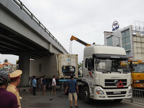 Tai nạn giao thông xe container dính chặt vào gầm cầu 