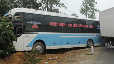 Hiện trường vụ tai nạn xe giường nằm ở xã Kỳ Phong, huyện Kỳ Anh, Hà Tĩnh