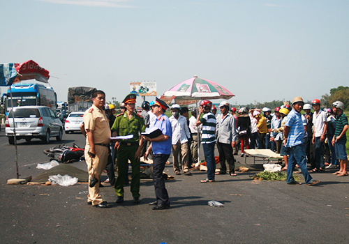 Người dân hiếu kỳ vây quanh hiện trường vụ tai nạn xe khách kinh hoàng ở Quảng Nam