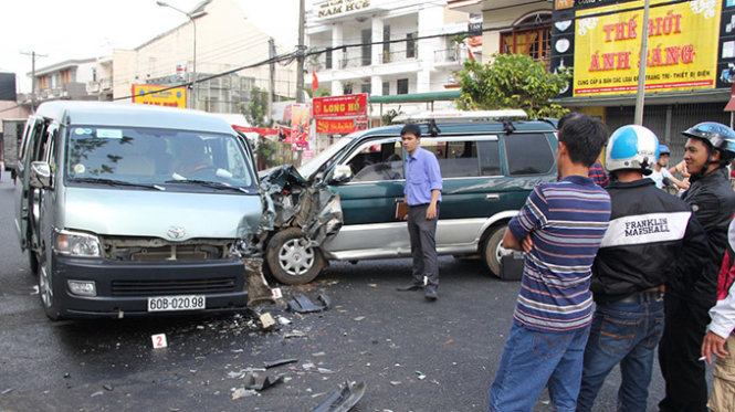 Hiện trường vụ tai nạn xe khách ở Lâm Đồng