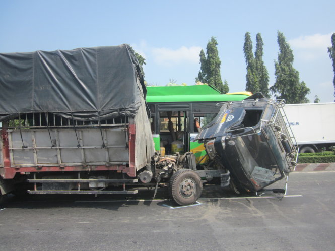 Đầu xe tải bị đứt lìa và văng xuống đường sau vụ tai nạn xe khách mới nhất ở Tiền Giang