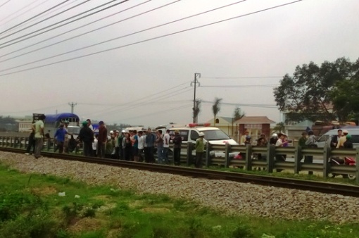 Hiện trường tai nạn đường sắt một thanh niên tử vong do xe chết máy giữa đường tàu