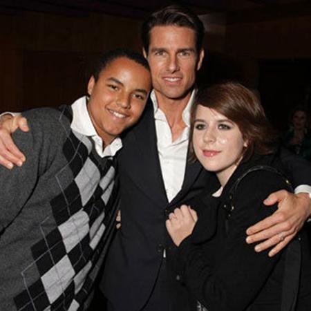 Tài tử Tom Cruise chụp ảnh cùng hai người con nuôi