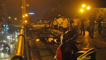 Hiện trường vụ tai nạn giao thông nghiêm trọng tại cầu vượt Thái Hà - Chùa Bộc