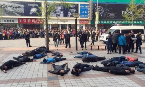 Các tài xế Trung Quốc nằm bất tỉnh bên ngoài một trung tâm thương mại trên đường Vương Phủ Tỉnh, Bắc Kinh