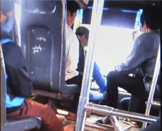 Hiện tài xế xe buýt có hành vi đánh bài trong lúc điều khiển xe đã bị tạm đình chỉ công tác 10 ngày.
