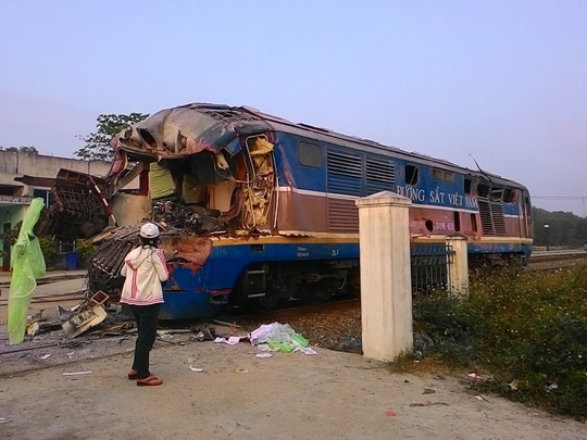 Vụ tai nạn đường sắt kinh hoàng ngày 10/03 khiến 3 toa tàu lật, đứt lìa xe tải