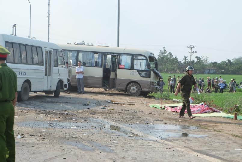 Sau tiếng va chạm mạnh của hai xe khách và xe rơ-moóc, kết cục là 5 người chết và nhiều người khác bị thương