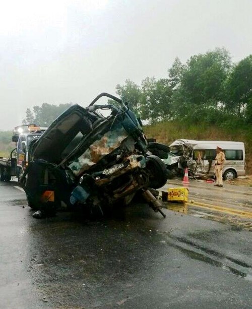 Tai nạn nghiêm trọng trên cao tốc Lào Cai