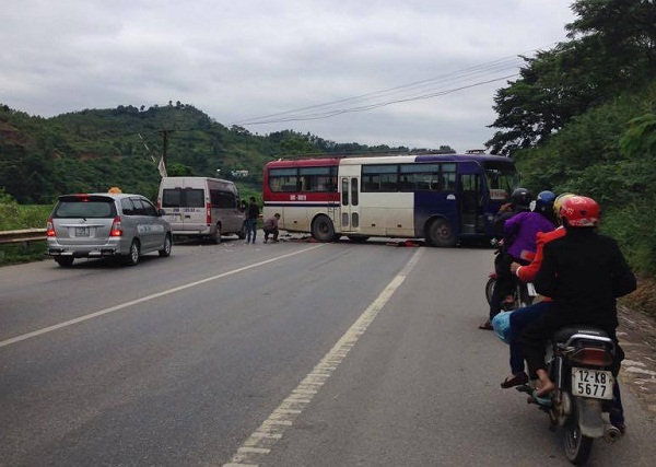 Hai xe chở khách đâm trực diện kinh hoàng ở Lạng Sơn