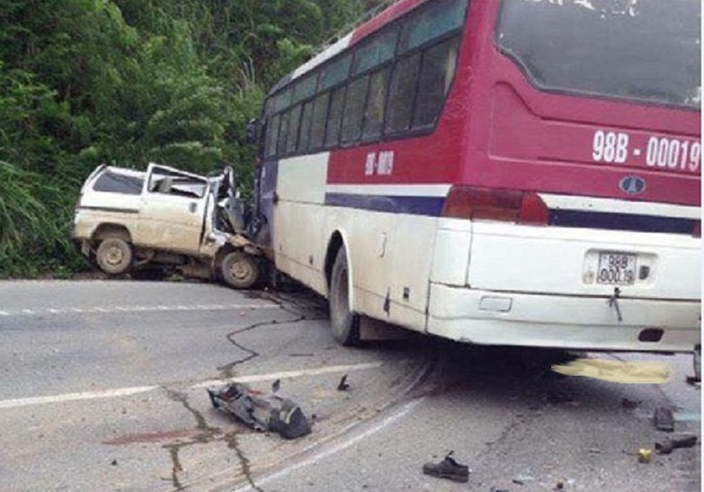 Hai xe chở khách đâm trực diện kinh hoàng ở Lạng Sơn