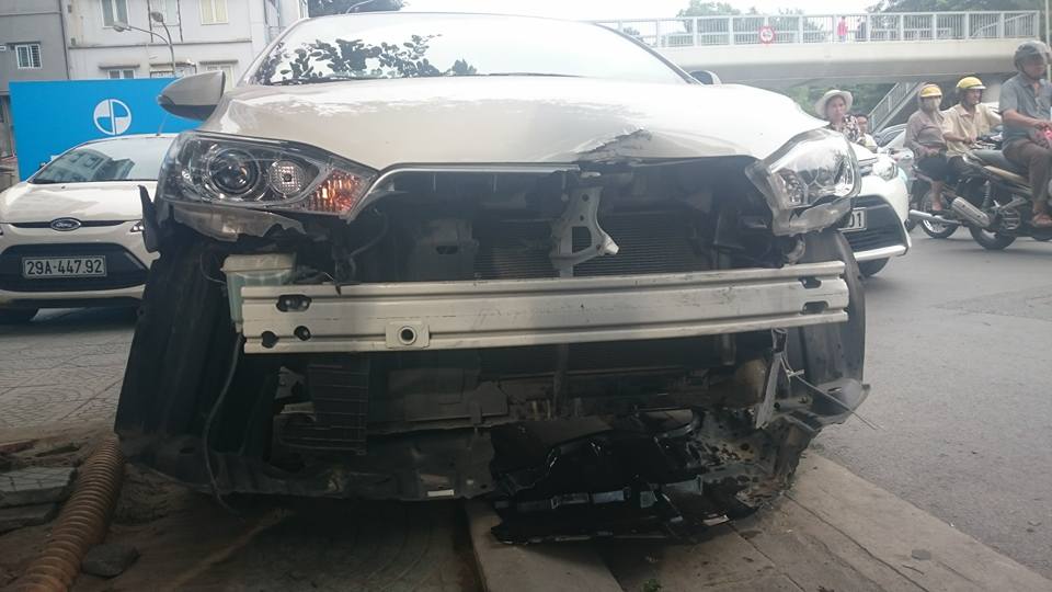 Chiếc Toyota Yaris hư hỏng nặng phần đầu