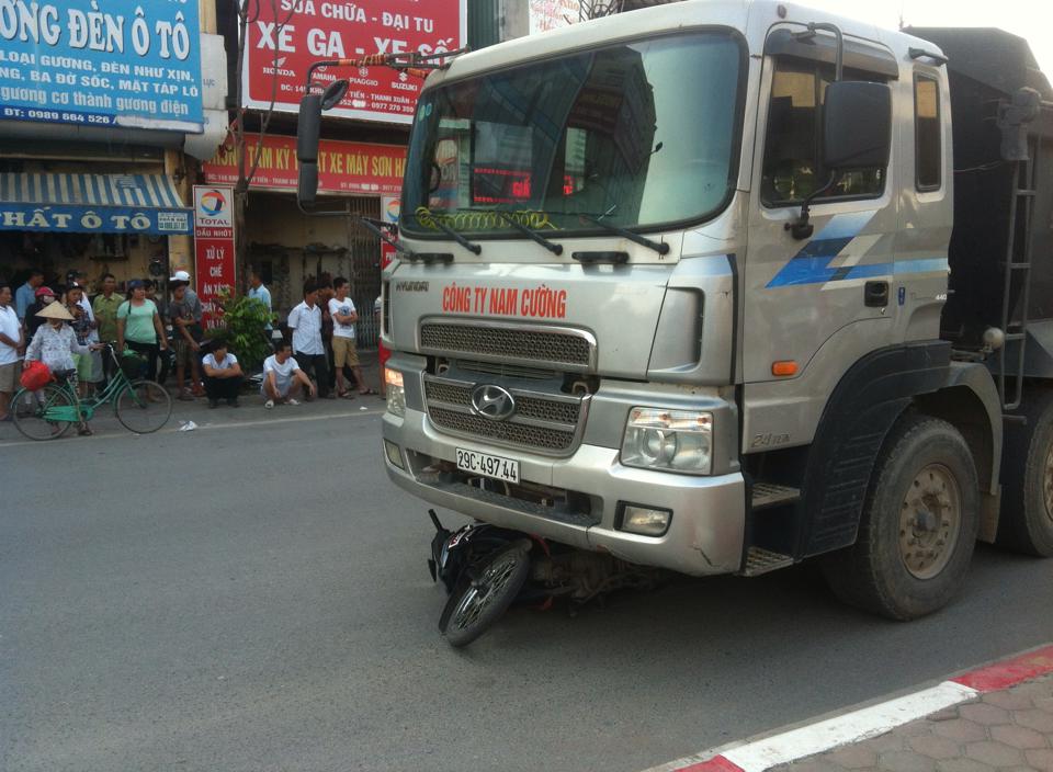 Xe tải gây tai nạn trên đường Lê Văn Lương