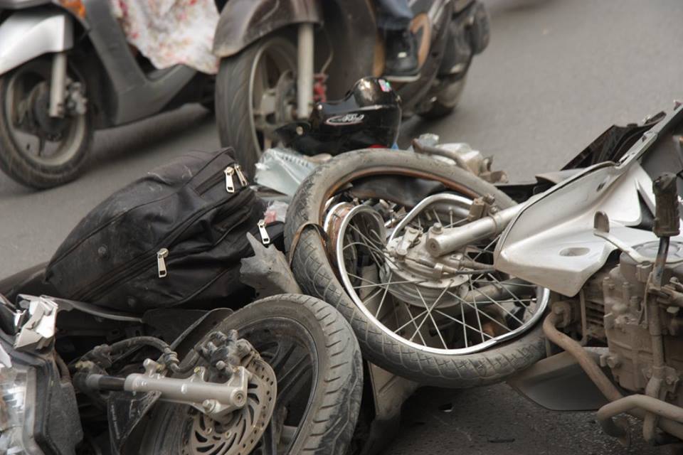 Hiện trường vụ tai nạn kinh hoàng trên phố Thái Hà