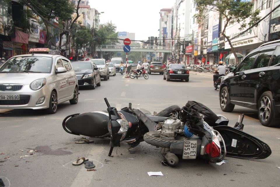 Hiện trường vụ tai nạn kinh hoàng trên phố Thái Hà