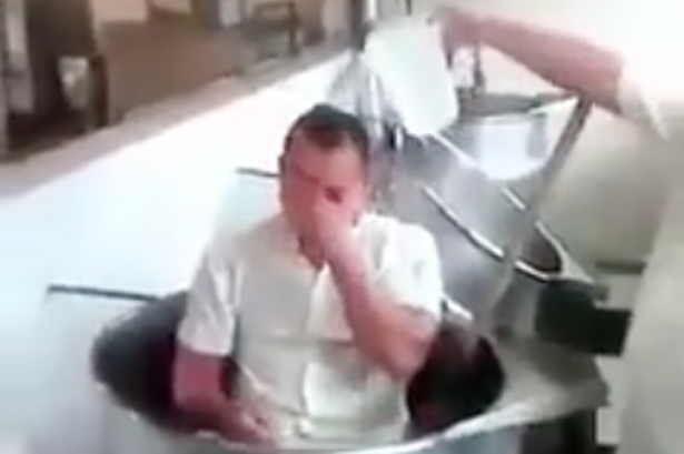 Nhân viên bệnh viện cười đùa, tắm trong nồi nấu thức ăn cho bệnh nhân 