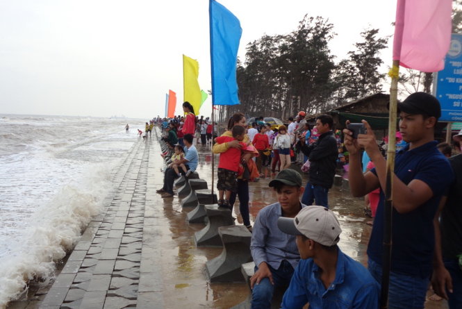 hàng chục nghìn người đổ về Khu du lịch biển Ba Động để vui chơi, tắm biển