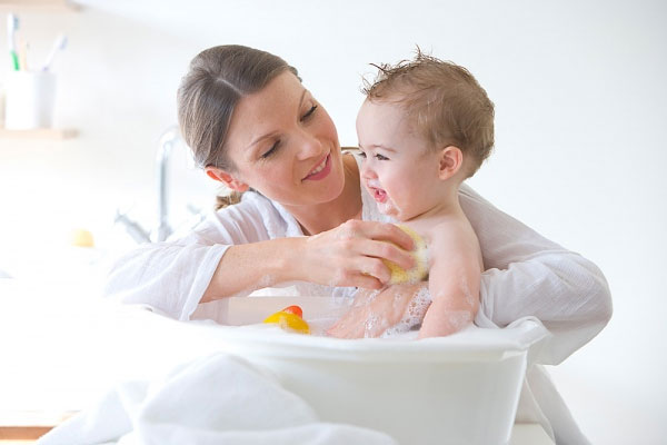 Tắm đúng cách để chăm sóc trẻ sơ sinh tốt nhất
