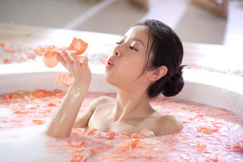 Tắm nước quá nóng cũng là một trong những thói quen có hại cho sức khỏe