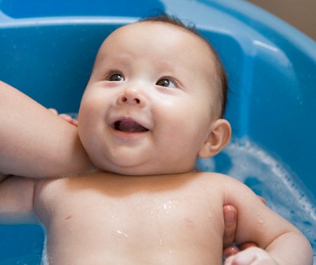 Tắm cho trẻ sơ sinh trong mùa đông đúng cách là kiến thức căn bản dành cho mọi ông bố, bà mẹ