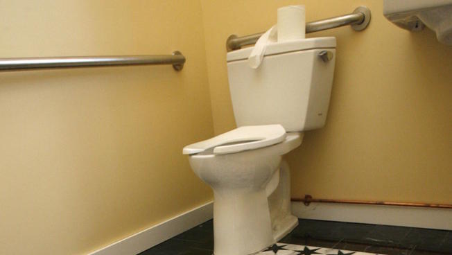 Người đ&agrave;n &ocirc;ng 32 tuổi đ&atilde; tấn c&ocirc;ng bạn c&ugrave;ng ph&ograve;ng v&igrave; 'giữ' nh&agrave; tắm qu&aacute; l&acirc;u