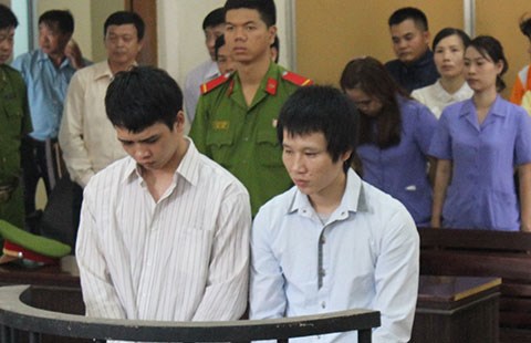 Hai bị cáo Biên, Thắng tại phiên tòa xét xử sơ thẩm vụ án tấn công CSGT ở Gò Vấp